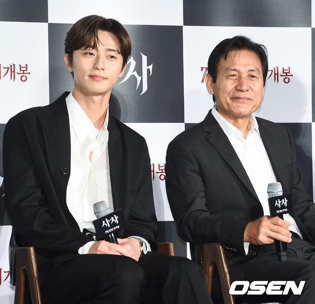 The Korean-style exorcism film Lion is set for summer release with Park Seo-joon, Ahn Sung-ki and Woo Do-hwan.At the entrance of Lotte Cinema Counter in Seoul on the morning of the 26th, a report on the production of the movie Lion Footage was held.Actor Park Seo-joon, Ahn Sung-ki, Woo Do-hwan, and director Kim Joo-hwan attended the production.The Lion depicts the story of the martial arts champion Yonghu (Park Seo-joon) meeting with the Guma priest Anshinbu (Ahn Sung-ki) and confronting the powerful evil (), which has left the world in turmoil.It is a reunited work by director Kim Joo-hwan and Park Seo-joon of the film Youth Police (5.65 million people), which dominated the theater in summer 2017, and presents a completely different genre.Regarding the moment of the work, director Kim Joo-hwan said, I have been to France once before, and I have seen a statue of an archangel holding a demon. There is a huge conflict.There are Universes such as Congering and Marvel overseas, and in Korea, there is such a World view, so I wondered what many people could fight.In the meantime, it seems that the lion has begun. I decided to lion after seeing the sculpture. Our film is a film with a battle of good and evil, a film with conflicts between those who fight for good and those who take their own advantage through evil, he said briefly.Park Seo-joon played the martial arts champion Yonghu, who faced evil in the play.He is a martial arts champion called the envoy, and he has long been closed to distrust of the world after losing his father as a child.After a nightmare, I meet with the bride with the wound of the unknown hand that suddenly occurred, and I know about the power of SEK in the wounded hand and the existence of evil hidden in the world.He will return to the screen two years after Youth Police.I feel nervous and trembling. I think I will show a different look than I have shown in the past.It was released last summer, but I will say hello again this summer. I hope you feel our movie coolly in the theater. Park Seo-joon said, I did not know what the story was until I saw the lion scenario. Can not it be made in our country?I wanted to, but after seeing the Lion scenario, I thought, Would it be the most intense role I can show at my age? When I talked, there were great things hidden.In some ways, it could be a challenge to the character. I think I can show visually interesting elements to Korean audiences. Asked Why should it have been Park Seo-joon? the director said: Its a strong character with action added to the exorcist genre, heres a dark character with severe scarring and deficiency.It is new that the main character is growing.I wanted to work together naturally, and Park Seo-joon can do it, but I do not know what I do. Park Seo-joon said, When I saw the scenario, I wanted to do Action because I tried, but as I went through the day, I wanted to say, This is not the sum that ends today.(Laughing) It would be very difficult to shoot. It was much harder because I had to pay attention to angles when shooting.There were key CGs in our movie, and it was difficult to postpone it by filling it with imagination.But at the same time, I thought I could grow up one step after shooting. Ahn Sung-ki took charge of the priesthood of Kuma who chased evil.A priest from the Vatican, a member of the Kuma priesthood Arma Lukis (the weapon of light), is looking for a powerful black bishop of evil who lurked in Korea.He is on duty with all his strong beliefs and good will, and he is amazed at the presence of the dragon in front of him when the latest man who helped him leaves and is at risk alone.It is a person who feels that the wounds on the hands of the dragon are not unusual.This movie seemed to be me, said Ahn Sung-ki. I have been active for a few years, but I have been in movies every year, but I have few meetings with the audience.I thought I should meet with a lot of audiences through Lion. The character of the bride is very attractive. I had to do it. I thought I could show great energy. When I get older, it is easy to feel old. I want to be able to do something even though I am old, and I want to give you strength.So this movie was good, he said. I thought that the safe house had a long sense of Kuma, so I should look skillful. When I do something, I feel serious and charismatic.Instead, when I left work, I tried to express such a person who was as warm as my father and even more humorous. Regarding Ahn Sung-ki, director Kim Joo-hwan said, I thought that the end king should come out when there is a Kumasa in many media.As Ahn Sung-ki came out, the necessary points for Catholic World were filled. I thought you were the best. It was very good, actually Park Seo-joon was a son, said Ahn Sung-ki, who co-worked with his juniors.I did what I did when I was worried about the scene, but fortunately I was glad to follow it well.If you define Park Seo-joon in a word, it seems to be a mass of charm, and in a way it seems cool. Park Seo-joon said: Ahn Sung-ki was really like a father, I first met him through this work, and hes a teacher to me.I called him teacher at first, and he said, Lets just be senior. He said he looked older. That part felt pleasant.When I first started the movie, I was burdened, but I was dependent on seeing you. By the end of the film, I met you and thought about life a lot.It was like a father, she smiled.Woo Do-hwan also said, When I get older, I felt like I wanted to be like Ahn Sung-ki, Park Seo-joon senior.I can not forget the memory of eating rice and playing screen baseball after shooting, and I want to live an Actor life for a long time while being loved like this. Im still muttering, I still mumble when I sit in the bath, said Ahn Sung-ki, who memorized the Latin ambassador for the Kuma scene.Woo Do-hwan digested the evil-spreading black bishop Jisin, a mysterious figure surrounded by veils, with an outstanding talent for penetrating and exploiting opponents weaknesses.Jisin, who takes his own consciousness toward the existence of evil in a secret space, begins to crack in the plan due to the Anshin and the dragon, and begins to circle around them.I did not see the scenario for the first time and I was not drawn well in my head. I did not have the confidence to be implemented.I would like to see another World. 99.9% of the respondents who chose lion are thanks to Kim Joo-hwan. Host Park Kyung-rim said, Park Seo-joon, Ahn Sung-ki, did you two appear in this movie with a few percent belief in the director?Ahn Sung-ki said, I was from the time of the scenario.If I was dead, I would have said my name was safety, Park Seo-joon said, As far as I know, the bishop invited Ahn Sung-ki to the premiere of Youth Police.I was already waiting for senior Ahn Sung-ki, Ive been talking about it since before the scenario, so its almost 100%.Woo Do-hwan, who plays mainly villains in the movie, played villains in The Master and villains in The Lion.In fact, after The Master, all the villain scenarios came in. Lion is a villain, but Choices wanted to show other evil.He wanted a villain with a clear reason, not a friend who indiscriminately harmed people. Later, as you can see in the movie, he was an intelligent criminal and I felt attracted to that part. Park Seo-joon, who is about to release Lion, recently surpassed 9 million after Metabolic starring SEK, following the Cannes Golden Palm.Although it appeared briefly in the early part of the movie, it took on an important character and left a strong impact. Choi Woo-shik, the main character of The Lion, is raising expectations with SEK.Park Seo-joon and Choi Woo-shik are also known for their best friends in the entertainment industry.If you work with people who are humanly communicating, you will get good results. I met a lot with Mr. Woo-sik and Seo Jun.I talked about my favorite Actor movie, and I thought there were some points that I could do. It is more meaningful than SEK appearance.I think I can see a little bit when I see the movie. In addition, the director mentioned his previous work Youth Police and said, It is difficult to compare lion and youth police.There was no work led by two young actors in Chungmuro, and I tried to save freshness in Lion.I have not seen this, and I hope you will feel that it is fun and fun in our country. Meanwhile, Lion will be released on July 31st.