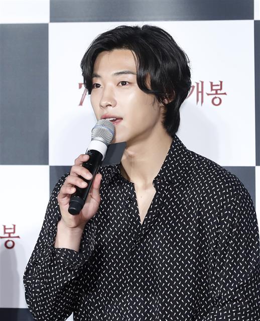 Actor Woo Do-hwan gave his impression of starring in his first movie through the movie Lion.A report on the production of the movie Lion (directed by Kim Joo-hwan and produced by Keith) was held at the entrance of Lotte Cinema Counter in Gwangjin-gu, Seoul on the morning of the 26th.On this day, Kim Joo-hwan, Park Seo-joon, Ahn Sung-ki and Woo Do-hwan attended.Woo Do-hwan, who starred in the first movie through the movie Lion, said, I feel a lot of trembling. It seems to be another beginning to be with seniors and directors.Im nervous and nervous, but Im looking forward to it.Woo Do-hwan, who once again took on the villain after the movie Master, said, I had a villain in my previous work, but I wanted to show a little different evil. I do not harm people indiscriminately, but I have a clear reason and I am a very intelligent criminal.I was attracted to such characters because I was an intelligent criminal who caught the other person because I had to deceive and mislead others easily.Meanwhile, the movie Lion is an occult action film about a story of a martial arts champion, Yonghu (Park Seo-joon), confronting the powerful evil (), who met the Kuma priest Anshinbu (Ahn Sung-ki) and confused the world.The second feature film directed by Kim Joo-han, who directed Youth Police (2017), will feature Park Seo-joon, Ahn Sung-ki and Woo Do-hwan.It will be released on July 31st.Photo: News1