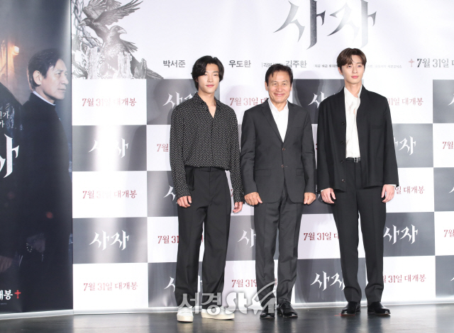 Lion is a film about the story of the martial arts champion, Park Seo-joon, who met the Kuma priest, Ahn Sung-ki, and confronting the powerful evil (), which has confused the world.It will be released on July 31st.
