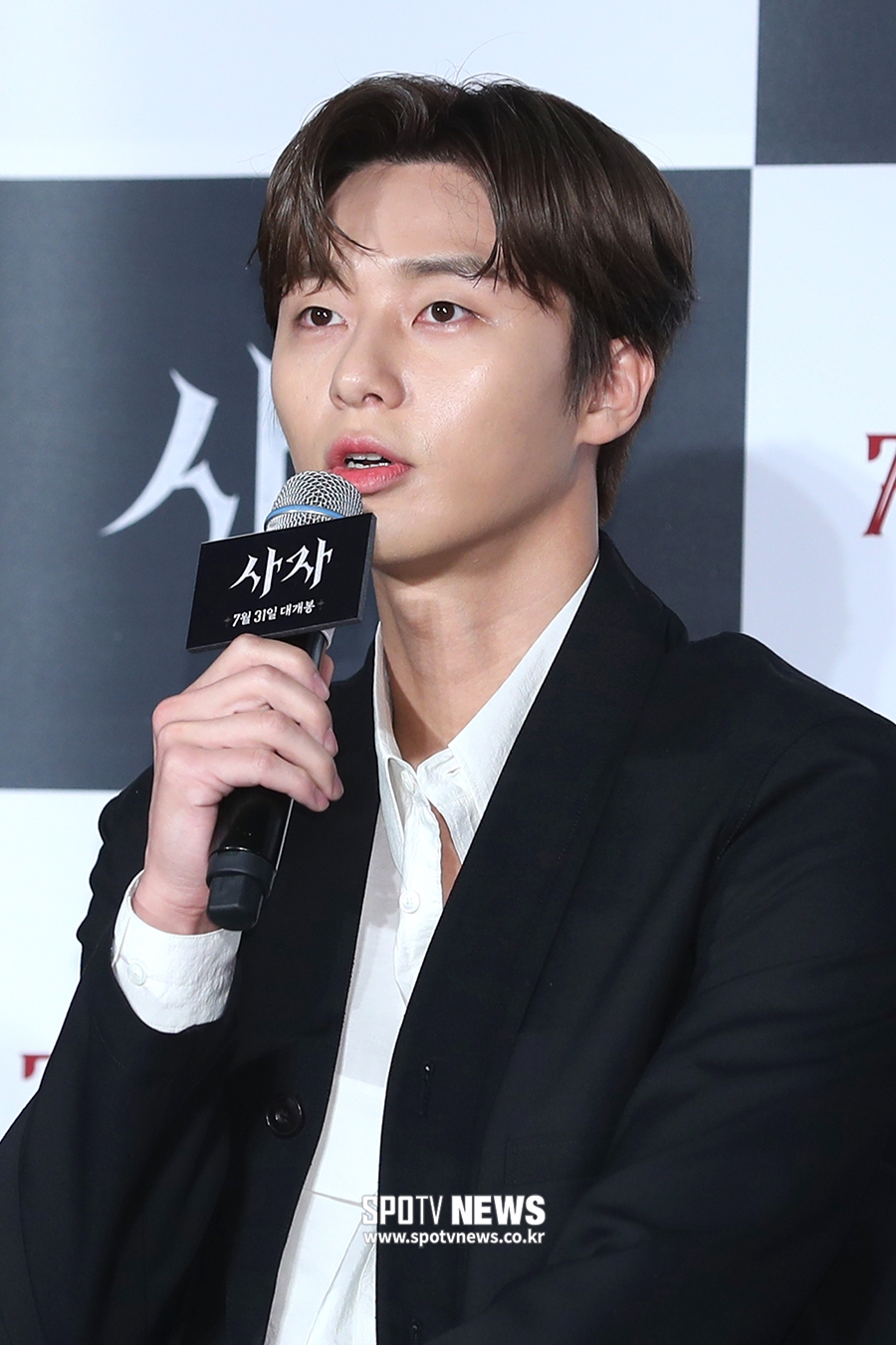 The movie Lion production meeting was held at the entrance of Lotte Cinema Counter in Jayang-dong, Gwangjin-gu, Seoul on the morning of the 26th. Actor Park Seo-joon is greeting.