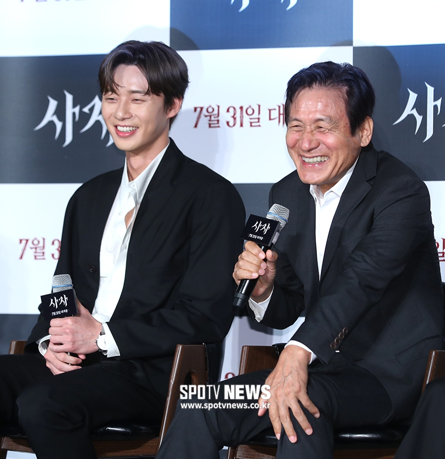 The movie Lion production meeting was held at the entrance of Lotte Cinema Counter in Jayang-dong, Gwangjin-gu, Seoul on the morning of the 26th. Actors Park Seo-joon and Ahn Sung-ki are smiling.