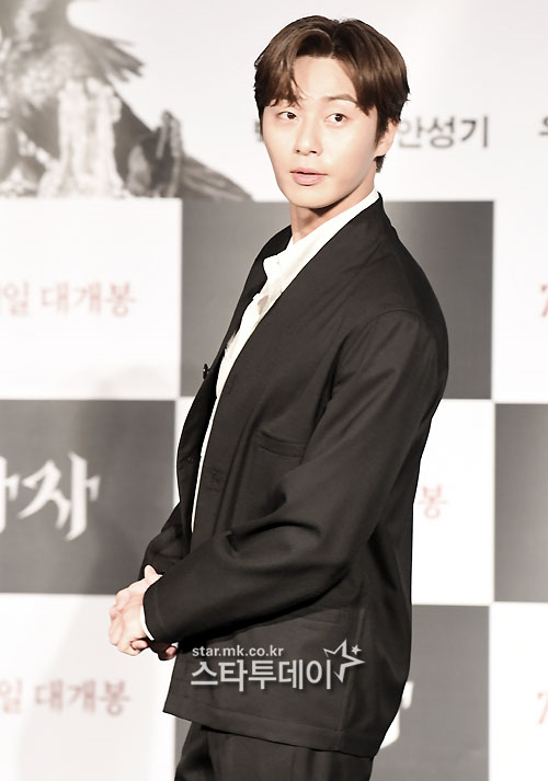 Actor Park Seo-joon returned to the screen after two years. Through the movie Lion.Park said at a production report of the movie Lion (director Kim Joo-hwan) at Lotte Cinema at the entrance of the Konkuk University in Gwangjin-gu, Seoul on the morning of the 26th, I am always nervous and trembling.I am curious and excited about the audiences appreciation because it will be a movie that will show a different image from what I have shown in the meantime. I greeted you in the summer last year, but it seems to be an honor to say hello in the summer, and I hope you will feel our movie coolly in the theater.Lion is a film about what happens when Yonghu, a martial arts champion who has lost his father when he was a child and has only distrust of the world, meets the priest of Kuma and realizes that he has special power.Park said, Yonghu is determined to appear because I think it is the most intense role that can be shown at my age. It may be a Top Model in character, but I thought I could show new visuals and interesting parts to the audience.Park Seo-joon played the role of the martial arts champion Yonghu facing evil, and An Sung-ki played the role of the priest An Shinbu of Kuma who chased evil.The Lion will be released on July 31.