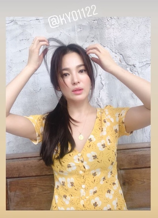 <p>Actress Song Hye-Gyo is a dazzling Doll, Beautiful looks, and was proud.</p><p>Song Hye-Kyos stylist for the past 25 own Instagram story through multiple photos showing.</p><p>The revealed photo, Song Hye-Kyos pure fun-filled day in our son. This day, Song Hye-Kyo yellow floral dress, wearing bright more. Latest bobbed hair long hair, long hair naturally tied, and he faces a mysterious him. A living Doll like Goddess visuals and extreme teen is admiring to call.</p><p>Meanwhile, Song Hye-Gyo in the past to 2017 10 October drama The Suns descendant, the relationship actor Song Joong-ki and married. Song Hye-Kyo marriage after the last 1 November in the race for tvN drama Boyfriendin the night than the sword and the breathing to match the melody Queen gets proved. KBS2 every oneof the starred review in China.</p><p>Photo| Song Hye-Gyo stylist SNS</p>