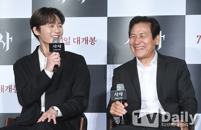 The production report of the movie Lion (director Kim Joo-hwan, production Keith) was held at Lotte Cinema in Jayang-dong, Gwangjin-gu, Seoul on the morning of the 26th.Park Seo-joon, Ahn Sung-ki is laughing at the production report meeting on the day.The Lion is a film about the story of the martial arts champion Yonghu (Park Seo-joon) meeting with the Kuma priest Anshinbu (Ahn Sung-ki) and confronting the powerful evil (), which has confused the world[a report on the production of the movie Lion.