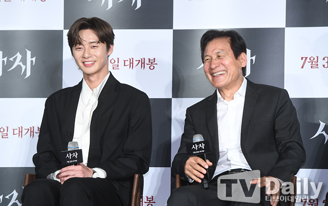 The production report of the movie Lion (director Kim Joo-hwan, production Keith) was held at Lotte Cinema in Jayang-dong, Gwangjin-gu, Seoul on the morning of the 26th.Park Seo-joon, Ahn Sung-ki is laughing at the production report meeting on the day.The Lion is a film about the story of the martial arts champion Yonghu (Park Seo-joon) meeting with the Kuma priest Anshinbu (Ahn Sung-ki) and confronting the powerful evil (), which has confused the world[a report on the production of the movie Lion.