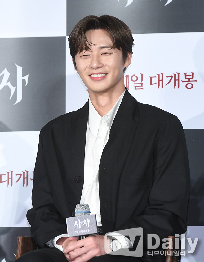 The production report of the movie Lion (director Kim Joo-hwan, production Keith) was held at Lotte Cinema in Jayang-dong, Gwangjin-gu, Seoul on the morning of the 26th.Park Seo-joon is laughing at the production report meeting on the day.The Lion is a film about the story of the martial arts champion Yonghu (Park Seo-joon) meeting with the Kuma priest Anshinbu (An Sung-ki) and confronting the powerful evil (), which has confused the world[a report on the production of the movie Lion.