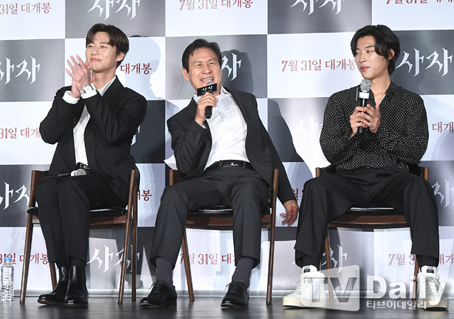 The production report of the movie Lion (director Kim Joo-hwan, production Keith) was held at Lotte Cinema in Jayang-dong, Gwangjin-gu, Seoul on the morning of the 26th.Park Seo-joon Ahn Sung-ki Woo Do-hwan is interviewing the production report.The Lion is a film about a fight-fighting champion, Yonghu (Park Seo-joon), who meets the Old Man priest Anshinbu (Ahn Sung-ki) and confronts the powerful evil (), which has confused the world.[a report on the production of the movie Lion.