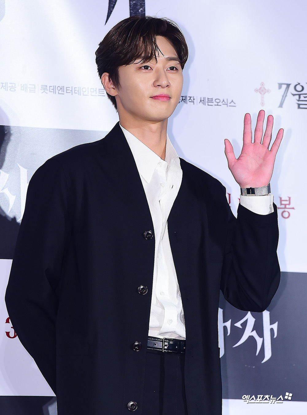 Park Seo-joon, who attended the production report of the movie Lion held at the entrance of Lotte Cinema Counter in Jayang-dong, Seoul on the 26th, has photo time.