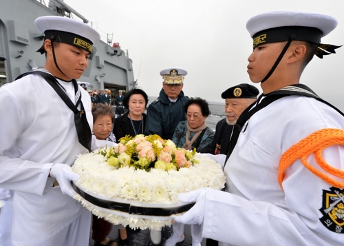 해상 헌화 [해군작전사령부 제공, 재판매 및 DB금지]