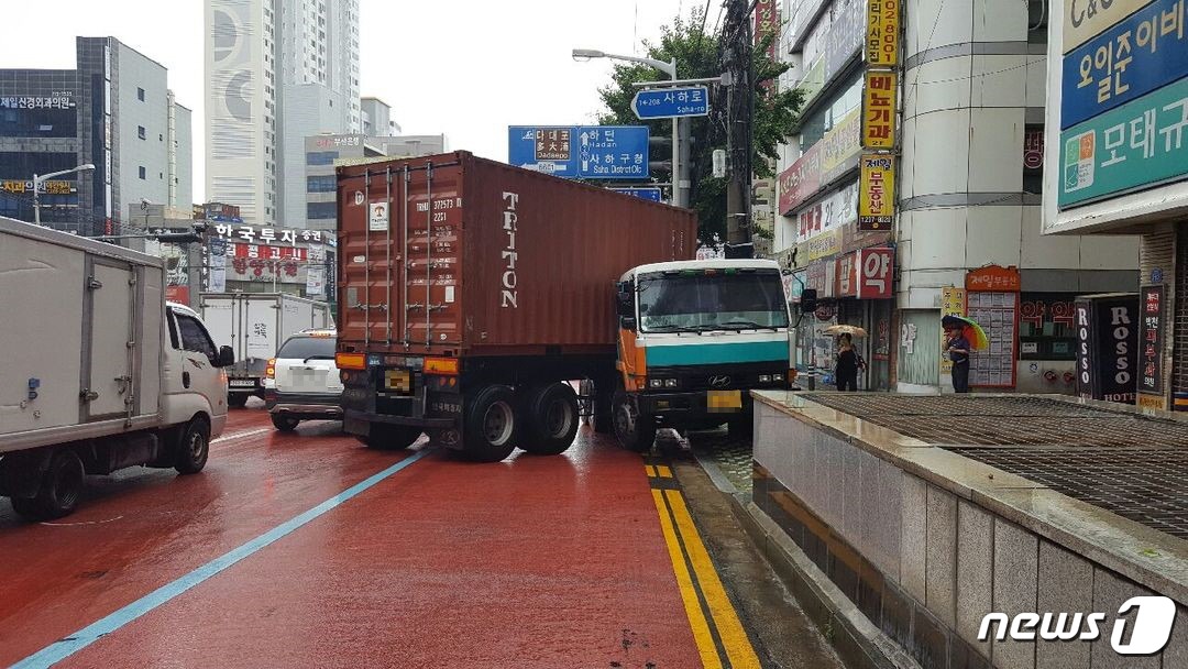 빗길에 트레일러 전봇대 충격..피하려던 차량 3대 연쇄 충돌