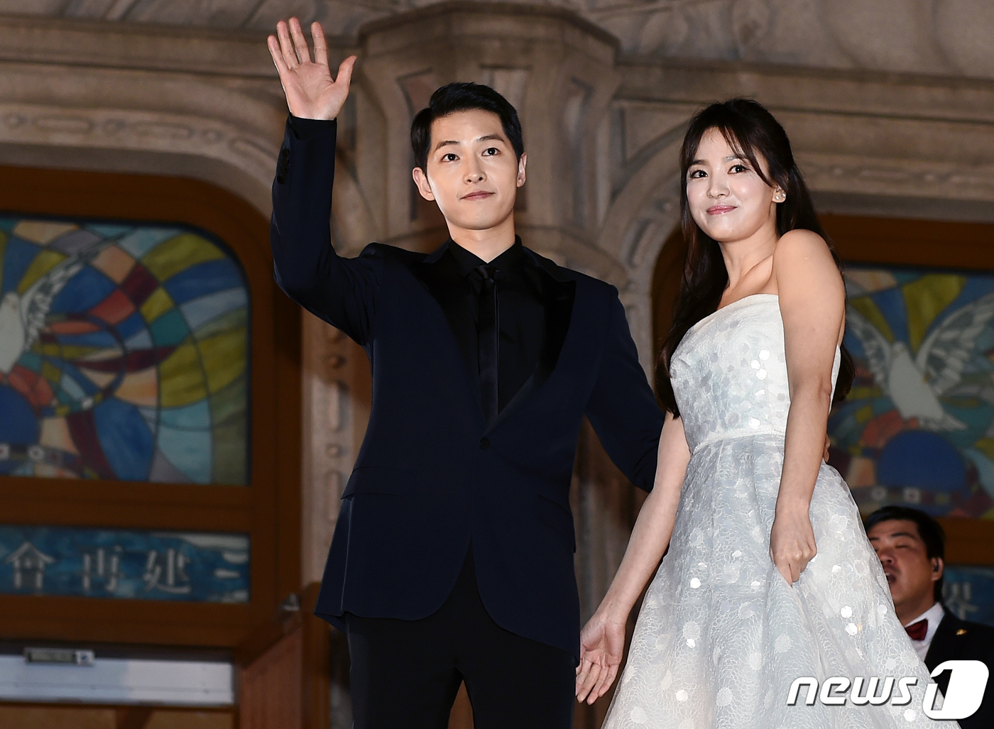 According to the legal circle on the 27th, the Seoul Family Court allocated the divorce mediation case filed by Song Joong-ki to the Household 12 (chief judge Jang Jin-young).Song Joong-ki submitted an application for divorce mediation the day before (26th), and it is reported that there are no documents issued by both sides.The divorce must be confirmed by the court directly by the court and must be in the court at least twice. However, in the case of an application for mediation, the divorce procedure can be taken through the agent without attendance.If the two agree to divorce smoothly, divorce may happen sooner than expected. If the mediation fails, it will be passed to the trial divorce process.Some say that the property of the two people, estimated at 100 billion won, will be a problem in the divorce process, but legal analysts say that there will be no big problem because the marriage period is short.However, the court is expected to catch the first mediation date by the end of next month, if there is no child in the mediation case,Song Joong-ki and Song Hye-kyo, who appeared in the KBS 2TV drama Dawn of the Sun, which ended in April 2016, married in October 2017 and made a marriage with the couple.The Household 12 Deliberation in the Seoul Family Court