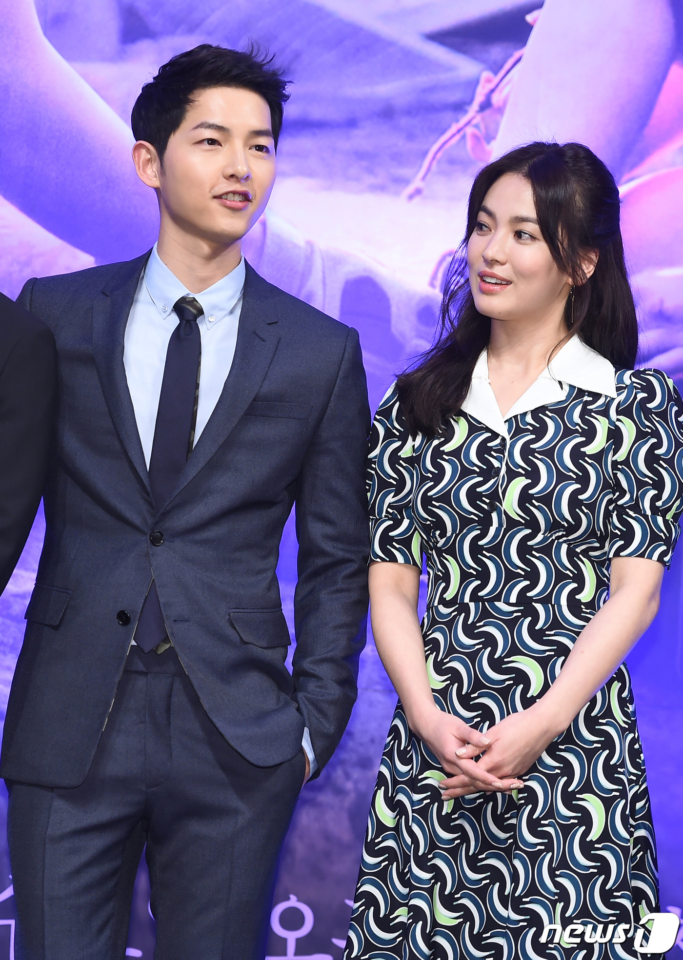 Seoul) = Actor Song Hye-kyo (38) and Song Joong-ki (34) have decided to part ways. The two sides agreed to divorce and left only procedures.On the 27th, Song Joong-kis agency Blossom Entertainment said, Song Joong-ki Song Hye-kyo decided to finish his marriage after careful consideration and is in the process of divorce after amicable agreement.Song Hye-kyos agency, UAA Korea, also made an official position and said, Song Hye-kyo is in the process of divorce after careful consideration with her husband. The reason is that the two sides can not overcome the difference between the two sides. Song Hye-kyo and Song Joong-ki made a relationship with KBS 2TV drama Dawn of the Sun which was broadcast in 2016, and developed into a lover that year.In the meantime, the pair denied it even if rumors of an outpouring of romance broke out, but announced the surprise wedding news in July 2017 at the same time as they admitted to devotion.The two men, who married in October, were attracted attention both in Korea and abroad as a couple of the century.However, since last year, Song Hye-kyo has not been wearing a The Wedding Ring in the official ceremony, and the two people have been dissatisfied.After that, Song Joong-ki appeared on the TVN Asdal Chronicles script reading scene with a The Wedding Ring, and the dispute ended, but soon after the divorce news of the two people was announced,When they finished their marriage, the netizens said they were sorry, but there were also rumors that were not confirmed around their divorce.However, the two sides seem to do not want to create unnecessary controversy, and they are not making any special comments on this.Song Hye-kyos legal representative said, Song Hye-kyo and Song Joong-ki agreed to divorce, and accordingly they have filed a divorce settlement application with the Seoul Family Court for the divorce process. The two sides have already agreed on divorce, He said.Song Joong-ki and Song Hye-kyo, who had been attracting attention since their devotion to the entertainment industry hot couple, could not overcome the gap caused by character difference and ended their marriage in less than two years.The two are concentrating on a quiet and smooth finish after the agreement is over.Meanwhile, the two are working hard to forget the pain of divorce. Song Joong-ki is currently appearing on TVN Asdal Chronicle, and Song Hye-kyo is positively reviewing the movie Anna.