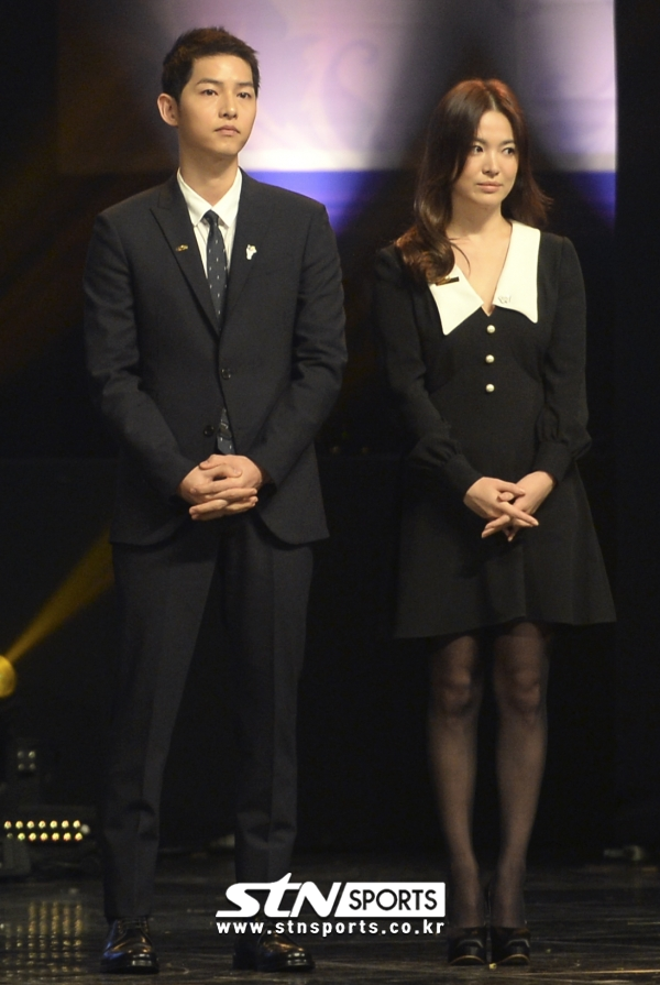 Song Joong-ki and Song Hye-kyo announced their divorce, and they enjoyed their usual daily life just before the divorce announcement.Song Hye-kyo stayed in Thailand Bangkok while Song Joong-ki watched Play.On the 27th, one media borrowed a word from an advertising official and said, Song Hye-kyo was staying in Thailand Bangkok because of the recent shooting schedule. He returned to Korea this morning before the divorce report. Song Hye-kyo reportedly left for the Thailand with a minimum of staff to digest the schedule.Song Hye-kyos stylistic sheet also reveals Song Hye-kyos relaxed figure as a photo; the picture is now deleted.Song Joong-ki, who received an application for divorce settlement at the Seoul Family Court on the 26th, was reported to have watched the Play Hot Summer at the 24th stage in Seoul.An official at the scene said Song Joong-ki did not give a hint about the situation that would happen the next day: I never knew (the news of the divorce).I was so surprised to see the sidewalk the next morning, he said.On the other hand, Song Joong-ki and Song Hye-kyo were shocked by the news of the divorce.Song Joong-ki informed him of his divorce and said, I would like to ask you to understand that it is difficult to tell stories about private life one by one.I have been in the process of coordinating for divorce with Song Hye-kyo Song Hye-kyo also said, Song Hye-kyo is in the process of divorce after careful consideration with her husband.The two sides could not overcome the difference, so they inevitably made this decision. Photo: Newsys