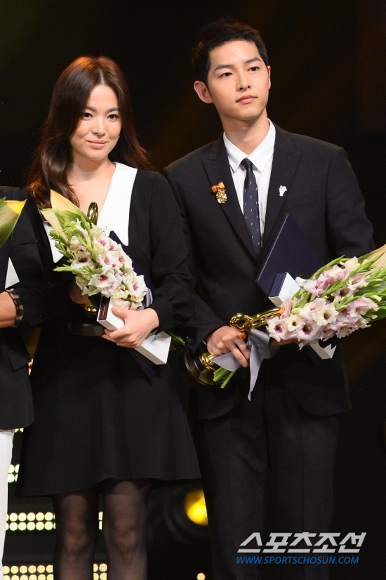 Actor Song Joong-ki and Song Hye-kyo were crushed after a year and eight months of marriage.Blossom Entertainment will announce its official position on the morning of the 27th, Song Joong-ki divorce.Song Joong-ki and Song Hye-kyo are determined to finish their marriage after careful consideration and are in the process of divorce after amicable agreement. I am sincerely sorry to have told many people who congratulated and supported the marriage of the two people, he said. As it is Actors personal affairs, I would like to ask you to refrain from disseminating indiscriminate speculation and false facts related to divorce.I can not give you good news, so I apologize once again. UAA, Song Hye-kyos agency, also said, Currently, our Actor Song Hye-kyo is in the process of divorce after careful consideration with her husband.The reason is due to the difference in personality, and both sides have not overcome the difference, so they have to make this decision.Other details are politely understood that we can not confirm in the privacy of both Actors.I would like to ask you to refrain from stimulating reports and speculative comments for each other. I am sorry for the inconvenience. I will be able to greet you in a better way in the future.Song Joong-ki said in a statement, I am sorry to tell you that I am sorry to give you bad news to many people who love and save me. I have proceeded with the mediation process for divorce with Song Hye-kyo.Song Joong-ki and Song Hye-kyo were born in 2015 and became a song and song couple through KBS2 drama Dawn of the Sun which was broadcast from February to April 2016. I received a hot love from Asian fans.There have been several rumors of love, but they have denied it all.But Song Joong-ki and Song Hye-kyo, who signed a hundred-year anniversary in the celebration of many fans and colleagues on October 31, 2017, were considered to be the couple of the century.But a year and eight months later, he was destroyed.Good morning. Song Hye-kyo is UAA Korea.Im sorry to say hello to you first with bad news.Currently, our actor Song Hye-kyo is in the process of divorce after careful consideration with her husband.The reason is due to the difference in personality, and both sides have not overcome the difference, so they have to make this decision.I respectfully ask for your understanding that the other details cannot be confirmed by the private life of both Actors.Also, please refrain from stimulating reports and speculative comments for each other.Im sorry for the inconvenience. I will try to say hello to you in a better way in the future.Hello, Song Joong-ki.I am sorry to tell you that I am sorry to give bad news to many people who love and care for me.I have been in the process of coordinating for divorce with Song Hye-kyo.Both of them hope to end the divorce process smoothly rather than blame each other for the wrong thing.Thank you.