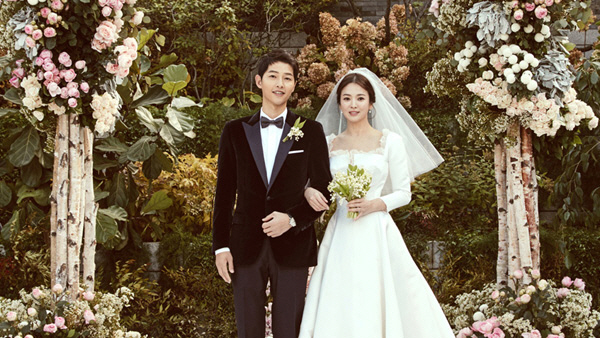 Song Joong-ki and Song Hye-kyo, who announced their divorce, were side by side ahead of their return to the screen.An official from Song Hye-kyos agency UAA said, Song Hye-kyo is positively discussing the film Saint Anne (directed by Lee Joo-young).Its a work that weve talked about for a long time, he said.Song Hye-kyos return to Korean films has been only five years since the movie My Life in Excitement (directed by Lee Jae-yong) released in 2014.Song Hye-kyo, who has been working mainly on dramas and Chinese movies, has been attracting attention for a long time.Song Joong-ki also chose the new film Win Riho (directed by Gaze and Cho Sung-hee) in two years after Gunhamdo (directed by Ryu Seung-wan), which was released in 2017.Win Riho is a unique SF masterpiece armed with stories and stories that have never been seen before in the background of the endless universe of Korean film history.Meanwhile, Song Joong-ki and Song Hye-kyo announced their divorce in 20 months after marriage on the 27th, which shocked Asian fans around the world.Song Joong-ki and Song Hye-kyo were born as Song and Song Couple through KBS2 drama Dawn of the Sun which was broadcast from February to April 2016 after being pre-produced in 2015, and received hot love from Asian fans including Korea.There have been several rumors of love, but they have denied it all.But Song Joong-ki and Song Hye-kyo, who signed a hundred-year anniversary in the celebration of many fans and colleagues on October 31, 2017, were considered to be the couple of the century.But a year and eight months later, he was destroyed.