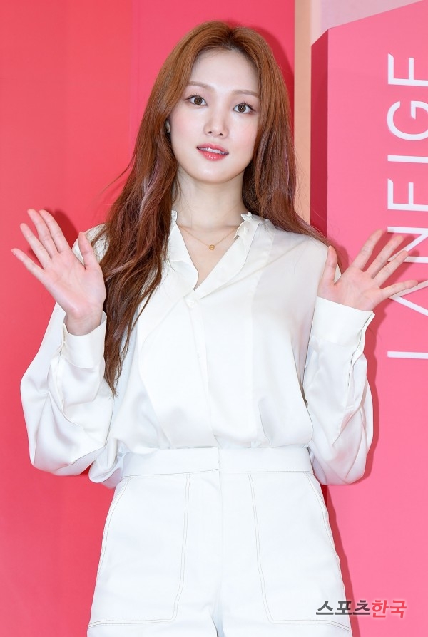 Lee Sung-kyung is attending a launching ceremony for the launch of a new Layering Lip Bar at the flagship store in Laneige Idae, Seodaemun-gu, Seoul on the morning of the 26th.
