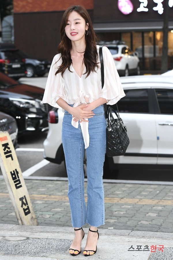 Han Sun-hwa is attending the OCN Save Me 2 ceremony held at a restaurant in Yeouido, Yeodeungpo-gu, Seoul on the afternoon of the 27th.Save Me 2 is a drama about the story of director Yeon Sang-hos animated film, Psychic, taking place in Wolchuri, a village that is in a corner.Following Save Me 2, Mr. Period will be broadcast for the first time on July 17th.