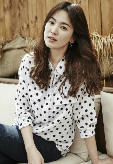 Song Hye-kyo officials told Star on the 27th, Song Hye-kyo is positively reviewing the proposal for the movie Saint Anne.We havent confirmed our appearance yet, he added.Saint Anne is the next film directed by Single Rider Lee Ju-young, Song Hye-kyo has been known to have discussed appearances for a long time.Since the movie My Life in Excited released in 2014, Song Hye-kyo, who is concentrating only on Chinese movies and drama appearances, is interested in appearing in Saint Anne.Meanwhile, Song Hye-kyo announced that she was in the process of divorce from Song Joong-ki, who she married in October 2017.The two sides have already agreed to divorce, the lawyer said. We are only in the process of adjusting.Earlier, the two developed into lovers in the wake of the drama Dawn of the Sun (2016), and signed a one-hundred-year contract in October 2017.At that time, the birth of a Korean star couple gathered topics, but the marriage was broken in a year and eight months.Song Hye-kyo agency UAA Korea said, I am going through a divorce process after careful consideration with my husband.The reason is that we can not overcome the difference between the two, so we have to make this decision inevitably. We ask you to refrain from stimulating reports and speculative comments for each other. Song Hye-kyos latest work is tvN boyfriend which ended earlier this year.star jo hyun-joo