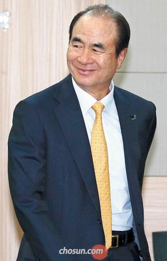 지난해 10월 웅진-코웨이 기자회견장에 참석한 윤석금 웅진그룹 회장./조선DB