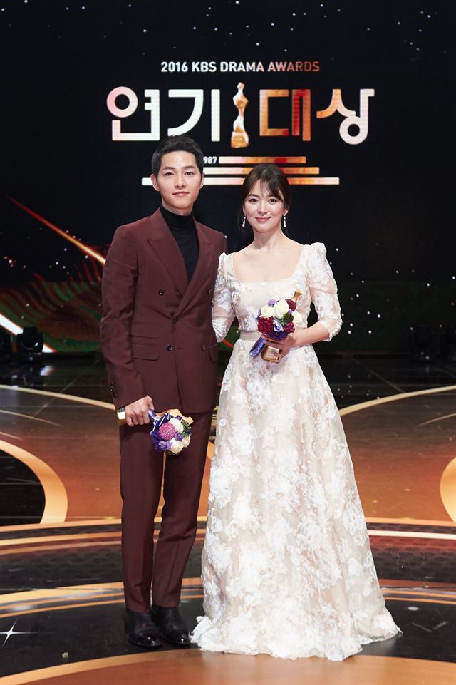Song Hye-kyo (37) Song Joong-ki (34), a couple who had blessed Asia beyond Korea, agreed to divorce and eventually walked their own way.Its only been a year and eight months since my marriage.The two men were called Song Song Couples before they had a couples kite, a formula they got from acting as a romantic character in the KBS drama The Suns Descendants in 2016.The Suns Descendants recorded a highest audience rating of 38.8% at the time of the airing, and Song Song Couple received explosive love.In China, it was aired simultaneously at the same time, and Song Hye-kyo and Song Joong-ki emerged as Korean Wave stars receiving state-level treatment.The drama was 100% pre-produced with the aim of simulating China; the airing began in February 2016, but the filming lasted for six months from June to December 2015.The two actors, who were between the actors, spent a long time together for a year before shooting the drama and finishing the airing.The two won the Best Couple Award and Asia Best Couple Award at the KBS Acting Grand Prize in 2016, followed by the Grand Prize.Song Joong-ki, who was so excited at the time, said, I will give all the honor to Hye-kyo, who is a senior and a beautiful and lovely partner.There was no constant enthusiasm between the two who did not hide their personal friendship.In March 2016, around the end of the drama, he was seen eating together in New York, USA, and after that, he often saw fans meeting with his close friends.Song Hye-kyo also made a surprise appearance at Song Joong-kis fan meeting in Chengdu, China, in June.It was also known that they traveled with him in Bali, Indonesia, in June 2017, but their agency denied the rumors of their romance every time.The two, who had been hiding their relationship, skipped the passion recognition on July 5, 2017 and announced their marriage in a surprise, surprising the public.At that time, Song Joong-ki was about to release the movie The Battleship Island.Song Joong-ki, who was preparing for the release of the movie and preparing for the marriage at the same time, is said to have accelerated the wedding announcement because he was worried about the impact of his marriage on the movie.Prior to the wedding announcement, I asked the production company of The Battleship Island to understand.The whole of Asia was shaken by love stories like Fantasy Fairytale, where couples in the drama become real couples.On October 31, 2017, the wedding ceremony of the two people at the Shilla Hotel in Jangchung-dong, Seoul attracted Asian fans who wanted to celebrate the song couple from afar.Top stars such as China top actor Zhang Ziyi, young children, Lee Kwang Soo, and Park Bogum attended as guests.Major media from all over Asia, as well as Korea, competed for coverage at the wedding ceremony, and some China media also broadcast a drone camera and broadcast a private wedding live online.It was a wedding of the century.The two men, who had been acting for nearly a year since their marriage, resumed their activities in turn.Song Hye-kyo returned to the small screen last year with TVN drama Boyfriend, and Song Joong-ki is currently airing the pre-produced TVN drama Asdal Chronicles.Song Joong-ki said, I got stable by marriage, at a production presentation of the Asdal Chronicle held at the end of last month.But from the beginning of this year, there was a occasional noise between the two: China media had a feud on Song Hye-kyos finger for having no wedding ring.There have also been rumors of divorces in and out of the Korean entertainment industry.Song Joong-ki mentioned Song Hye-kyo at the production presentation of the Asdal Chronicles last month, and the feud seemed to end with a simple happening, but unfortunately, the rumor became a reality just a month later.There are also unconfirmed rumors that the two have already been separated since the divorce announcement.Song Joong-ki announced on the 27th that he is proceeding with the mediation process for divorce with Song Hye-kyo through his legal representative and his agency Blossom Entertainment.Song Hye-kyo also officially announced that the reason for divorce is a personality difference, and I have not overcome the difference between the two.Song Hye-kyo and Song Joong-ki are said to have not informed their agency that they have been discussing divorce.The legal representative was also personally appointed without help from his agency, and he was informed that he was going through divorce proceedings with his agency just before he made a statement through a law firm.Like marriage, divorce has also been conducted in secret.