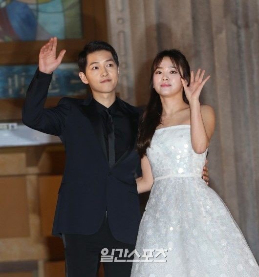 Song Joong-ki, who received a divorce settlement application with Song Hye-kyo at the Seoul Family Court on the 26th, watched the Play Hot Summer at the Yes24 stage in Seoul.Song Joong-ki did not show up, even though he knew what was going to happen the next day; an official at the scene said: I never knew it; I was so surprised to see the sidewalk in the morning.Park Jae-hyun, a lawyer at the law firm Yu Plaza, Song Joong-kis legal representative, said on the morning of the 27th that he had filed an application for divorce settlement with the Seoul Family Court the day before.Song Joong-ki said, I am sorry to tell you the bad news to many people who love and care for me.I have been in the process of coordinating for divorce with Song Hye-kyo The two men, who met in 2015 as a drama Dawn of the Sun and maintained a lover relationship, announced their marriage on October 31, 2017, without a marriage process.However, it was saddened to divorce within two years.