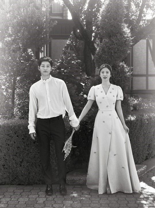 Actors Song Joong-ki (34) and Song Hye-kyo (38) were crushed after a year and eight months of marriage.Song Joong-ki and Song Hye-kyo, who made a relationship with the drama Dawn of the Sun in 2016, married the same century as the drama on October 31, 2017.Recently, there has been a rumor of divorce from China, but Song Hye-kyos SNS still has a marriage photo with Song Joong-ki.The news of the sudden divorce was shaken by the Republic of Korea.Song Joong-ki, Song Hye-kyo, Song Song Couple, and Divorce Adjustment Application, as well as Song Hye-kyos previous drama boyfriend, Park Bo-gum, was forced to take the portal site.In the meantime, the TVN drama Asdal Chronicles starring Song Jung Ki is also attracting attention.Despite the fact that the Asdal Chronicles is a masterpiece with 54 billion won, Song Joong-ki, who plays the lead role in the poor audience rating due to the difficult setting, became the main character of such a big issue because it can naturally adversely affect the drama in any way.In Song Joong-kis return to the small screen in three years, Asdal Chronicles, he plays the twin brothers Eunseom and Saya in the drama and leads the drama as a one-person two-player.Song Joong-ki said, I was stabilized after marriage, when asked about the change in acting life brought by marriage at the production presentation of the Asdal Chronicles.I also shot well because my wife cheered me to concentrate and do well. But in a month, this comment was revealed to be a lip service.The Asdal Chronicle side also said after the divorce report, I knew the article, it was too shocking.Why should Song Joong-ki suddenly appoint a legal representative and file a divorce settlement application with the court, expecting the influence of the drama on the air?First of all, it seems that there will be no problem with the airing of the Asdal Chronicles. This work, which has been broadcasted up to 8 times, is planned as 100% pre-production.The TVN will air the drama in succession to 12 episodes, and then work later to organize a third episode in the second half of the year.Between the second and third parts, Hotel Deluna starring IU is broadcast, and in any case, it is unusual for the announcement of divorce between top stars to be announced during the vigorous activities of one spouse.Even if viewers think of the role of the drama and their personal life separately, it is because it is a cognitive assumption that it is inevitable to be transferred.It is also a similar case that the romance with the younger son Park Bo-gum in the drama Boyfriend, the previous work of Song Hye-kyo, was not conveyed to viewers.As soon as Song Jung Ki married, the opposite role of boyfriend who was selected as the main actor was Song Jung Kis agency, Park Bo-gum, known as his best friend.Viewers shook their heads, saying, I can not immerse myself like my aunt and nephew, and I see Song Joong-ki when I see Park Sword.After the announcement of Song Joong-kis divorce, some fans said, I will see the Asdal Chronicle this week in order to support Song Joong-ki after the divorce news, Song Joong-ki seems to be rising again, I did not see the Asdal Chronicle, I made a ridiculous decision.On the day of the divorce settlement application, Song Joong-ki was reported to have spent his daily life watching the play as usual.Song Joong-ki, who had already decided to appear in the movie Win Riho before the divorce news, will enter the first filming in July.Song Hye-kyo is also considering a new film Anna by director Lee Ju-young of Single Rider. It is said that it will start shooting this fall and early next year at the latest.When the reason for the divorce is not known in detail, Jirashi and speculative comments were made, Song Hye-kyos agency seemed to be conscious of it, saying, Please refrain from provocative reports and speculative comments for both Song Joong-ki and Song Hye-kyo.18 episodes of the Asdal Chronicles 8 episodes of the broadcast Song Jung Ki - Song Hye Kyo divorce surprise announcement, for example, during the drama broadcast, the announcement of the divorce mediation application for the bomb declaration Song Jung Ki
