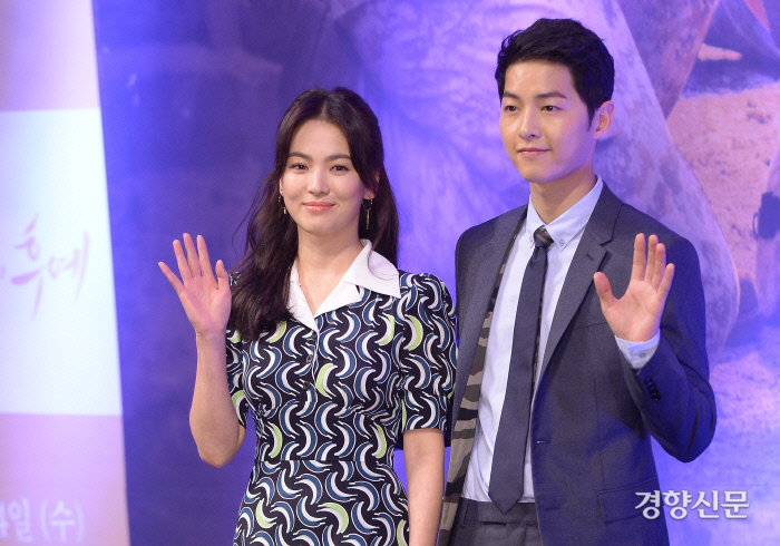 It is true that actor Song Hye-kyo (38) is in the process of divorce from Song Joong-ki (34), and that the reason is a personality difference.Im sorry to say good-bye to you first, said Song Hye-kyo, a UAA company in the company on Monday. We are currently in the process of divorce after careful consideration with our husband, he said.The reason is that the two sides have not overcome the differences in their personality, so we have to make this decision, he said. We respectfully ask for understanding that the other details can not be confirmed in the private life of the actors of both sides.Finally, he added, I would like to ask you to refrain from provocative reports and speculative comments for each other.Song Joong-kis legal representative said on June 26, I received an application for divorce settlement at the Seoul Family Court on June 26.Song Joong-ki also said, We have proceeded with the mediation process for divorce with Song Hye-kyo.Both of them are hoping to finish the divorce process smoothly rather than criticizing each other. Song Hye-kyo and Song Joong-ki met on KBS 2TV <Dawn of the Sun> in 2016 and developed into a lover, and married on October 31, 2017.The following is the official position of Song Hye-kyo agency.Im sorry to say hello to you first with bad news.Currently, our actor Song Hye-kyo is in the process of divorce after careful consideration with her husband.The reason is due to the difference in personality, and both sides have not overcome the difference, so they have to make this decision.I respectfully ask for your understanding that the other details can not be confirmed in the privacy of both actors.Also, please refrain from stimulating reports and speculative comments for each other.Im sorry for the inconvenience. I will try to say hello to you in a better way in the future.Thank you.