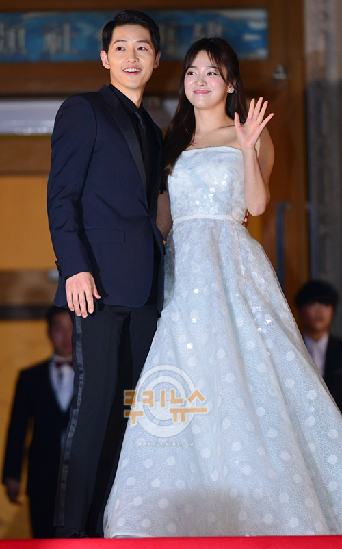 Actor Song Hye-kyo has already agreed to divorce Song Joong-ki and left only the mediation process.The two sides have already agreed to divorce, and only the mediation process is ahead, he added.Earlier in the morning, Song Joong-kis legal representative, the plaza, announced that he had filed an application for divorce mediation with the Seoul Family Court on behalf of Song Joong-ki.We are in the process of divorce after careful consideration with Song Hye-kyo and her husband, said UAA, a subsidiary of Song Hye-kyo. We have been forced to make this decision because both sides have not overcome the differences between them.Song Joong-ki and Song Hye-kyo met in the KBS2 drama The Suns Descendants in 2016 and married the following year.Song Hye-kyo said, Song Joong-ki and already have a divorce agreement and mediation process.