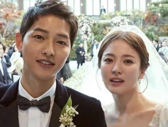 On the 27th, Song Hye-kyo and Song Joong-ki couples divorce news was reported, and China netizens were shocked.Related news is spreading in real time through China portal site and attracting great attention.In the morning of the morning, an hour after the first report that Song Joong-ki filed an application for divorce settlement with the Seoul Family Court, the keyword Song Couple Divorce came to the top of the real-time search query in China Weibo.The Song Hye-kyo and Song Joong-ki divorce hashtag recorded 1.2 billion views as of 11 a.m. on the day, and the number of related comments exceeded 390,000.China netizens responded that the news of the divorce of the two people was shocking.Some netizens responded that they were a couple who cheered up, a divorce of a couple of descendants of the sun, unbelievable, and a divorce of a Song Song couple.The two developed into lovers through the KBS2 drama The Suns Descendants in 2016, and married on October 31, 2017, the following year.Their marriage became a big topic in China thanks to the explosive popularity of the drama.Song Joong-ki said in a statement, I am sorry to tell you that I am sorry to have bad news for many people who love and care for me. I have been in the process of coordinating with Song Hye-kyo.Song Hye-kyo is currently in the process of divorce after careful consideration with her husband, Song Hye-kyo said. The reasons are the difference in personality and the two sides have not overcome the differences, so we have to make this decision.
