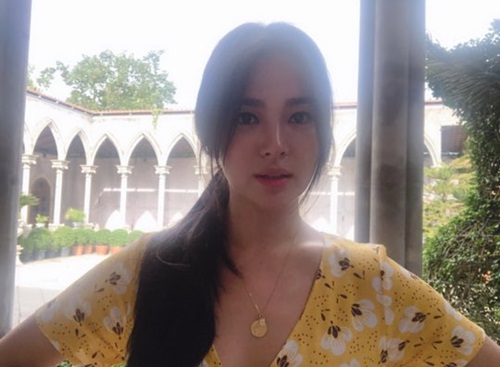 Song Hye-kyos recent situation has been highlighted as news that Actor Song Joong-ki and Song Hye-kyo are in divorce settlement.On the 26th, Song Hye-kyo posted a picture through his instagram Kahaani.In the open photo, Song Hye-kyo is wearing a dress with a pattern on a yellow background. It also shows off its unique atmosphere by matching the necklace with a sense.Currently, the Kahaani has been deleted.Meanwhile, Song Joong-ki and Song Hye-kyo were reported to be in divorce settlement this morning.We are in the process of negotiating and divorce after a smooth agreement, said Song Joong-kis agency Blossom Entertainment.We are going through the divorce process after careful consideration, said Song Hye-kyos agency UAA Korea, which said, Because of the difference in the reason, the two sides have not been able to overcome the differences between them, and we have made this decision inevitably.Song Joong-ki and Song Hye-kyo formed a relationship through KBS2 drama Dawn of the Sun and married in October 2017.The two men walked their own path in a year and eight months of marriage.