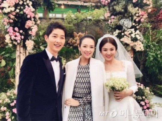 China Top Actor Zhang Ziyi, who attended Song Joong-ki and Song Hye-kyo weddings, encouraged the decision to divorce the Song Song Couple.Zhang Ziyi told his Weibo on Thursday: I respect their Choices.I believe it is the best Choices, he said. I look forward to seeing the most beautiful of the two people in the future. Earlier, Zhang Ziyi attended the Song Joong-ki and Song Hye-kyo wedding ceremony held at the Shilla Hotel in Seoul on October 31, 2017.He entered Korea on the afternoon of the 30th, the day before the wedding ceremony, and showed a special affection to leave a congratulatory message on SNS before and after attending.At the time, Zhang Ziyi wrote on his SNS: The most beautiful love, the most beautiful look. Song Joong-ki & Song Hye-kyo.Congratulations and posted a photo of the wedding scene.Zhang Ziyi starred with Song Hye-kyo in the films One of the Great and Taepyeong Ryon.Song Joong-ki also has a relationship with China cosmetics brand model.Directly attending the Song Joong-ki and Song Hye-kyo wedding in October 2017...SNS Encouragement Message