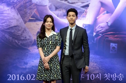 The two met through KBS 2TV drama Dawn of the Sun, Dawn of the Sun is a popular drama broadcasted in 2016, and it caused syndrome with the highest audience rating of 38.8% at the time.Since then, rumors of their love affair have been raised, including that the two of them enjoyed vacation abroad, but they have denied their friendship until the end, but suddenly announced their marriage, which made them buzz both in Korea and Asia.