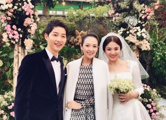 Zhang Ziyi was acquainted with Song Hye-kyo and congratulated him on his wedding ceremony on October 31, 2017.At that time, Zhang Ziyi posted a picture taken with Song Jung Ki and Song Hye Kyo, saying, Song Hye Kyos wedding was simple and simple.I did not see the ritual ceremony of colorful flowers, pearls, wedding cars full of jewels, and sponsors. All I saw was the kindness that Song Joong-ki showed to Song Hye-kyo.Song Joong-ki arranged the head of Hye-kyos brother and cried when he swore love. These simple things warmed my heart. In fact, in front of love, we should all be so simple. Song Hye-kyo is married to real love.Park Jae-hyun, a lawyer at the law firm Yu Plaza, Song Joong-kis legal representative, announced Song Joong-kis position on the morning of the 27th, conveying the news that he received the divorce mediation application to the Seoul Family Court the day before.Song Joong-ki said through his legal representative, I am sorry to tell you that I am sorry to give bad news to many people who love and save me.Both of them are hoping to finish the divorce process smoothly rather than criticizing each other. The two met through KBS 2TV drama Dawn of the Sun, Dawn of the Sun is a popular drama broadcasted in 2016, and it caused syndrome with the highest audience rating of 38.8% at the time.Since then, rumors of their love affair have been raised, including that the two of them enjoyed vacation abroad, but they have denied their friendship until the end, but suddenly announced their marriage, which made them buzz both in Korea and Asia.
