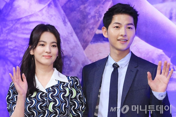The two actors are active as advertising models for many corporate brands as they have established themselves as top stars.Song Hye-kyo is working as a model for many brands such as Sulwhasoo of AMOREPACIFIC Corporation, Beauty Device Make-On, Lotte Mart Chilsung Beverage Isis, Dyson, and Song Joong-ki is also appearing in many advertisements such as Coca-Cola, Kuchen and Hyundai Ribart.Most companies are keen to talk about whether the two actors advertising model contracts will change. Although there are contracts, it is difficult to confirm the details of the contract immediately.Some companies said that there will be no big change, saying, There is no contract.In the case of divorce, it is not related to model activities because it is the private life of the actor, said Amorepacific Corporation of the cosmetics brand Sulhwasu, which Song Hye-kyo has been active as an advertising model for 19 years.Lotte Mart Chilsung said, I have signed a six-month contract with Song Hye-kyo from May to November. I am careful to approach it because it is a personal matter of actor.I have nothing to say about the change in the contract. Dyson said it had not reviewed unlike some media reports that it would replace the model.Song Joong-kis position as a model was similar: Hyundai Ribat and Kuchen also said it was difficult to confirm whether the contract changes.Coca-Cola is reportedly due to close the contract with Song Joong-ki shortly.An official of a company who asked for anonymity said, There are a lot of factors that can lead to the image of actors due to the development of online community SNS.I also put the phrase revocation of contract in case of a problem in the contract, he said. Of course, top stars know that there are many cases where they do not put these provisions well.The issue of actor who works as a face of a company brand is a problem that is sensitive as an advertiser.Companies say that it is difficult to argue about the change of contract with only the current situation because the rumors of an affair between the two people are not confirmed.