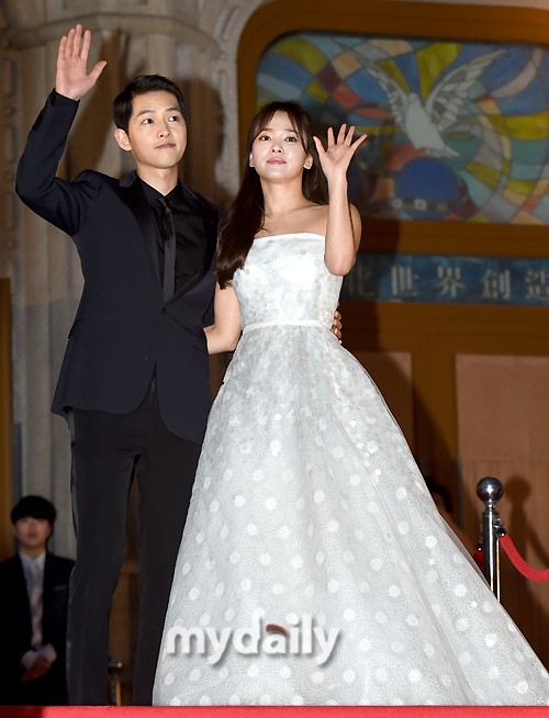 Actor Song Hye-kyo (37) and Song Joong-ki (34), who were greatly loved both in Korea and abroad under the title of couple of the century, are shocked by the breakup after two years of marriage.The reason for the divorce, which Song Hye-kyo said, is character difference.Song Joong-kis own writing was then released.Song Joong-ki, who said he was sorry to have the bad news, said, I have been in the process of coordinating for divorce with Song Hye-kyo.Song Hye-kyos agency UAA Entertainment also said, I am sorry to say hello to bad news. We are currently in the process of divorce after careful consideration with our husband.The reason for the divorce revealed by the agency was character difference.Song Hye-kyo said, The two sides have not overcome the difference and have made this decision inevitably. I am politely asking for your understanding that the other details are the privacy of both actors.Song Joong-kis agency, Blossom Entertainment, also said, Song Joong-ki and Song Hye-kyo Actor decided to finish their marriage after careful consideration, and are in the process of divorce after amicable agreement. I am sincerely sorry to have conveyed this news to many people who congratulated and supported the marriage of the two.The two formed a relationship in 2016 through KBS 2TV drama Dawn of the Sun (playplayed by Kim Eun-sook, directed by Lee Eung-bok).Song Hye-kyo, who was always at the top, gained popularity with the popularity of the syndrome class, and Song Joong-ki, who was the first return after the war, leapt to the top star.The couple, who were younger and younger, were surrounded by rumors of a lot of love, but denied it, and suddenly announced their marriage in 2017, and on October 31 of that year, they rang the wedding march.It was a century wedding, attended by a number of top domestic and international stars; the two often spoke of each other and showed off their affection.Song Hye-kyo was asked about Song Joong-ki at the production presentation of the cable channel tvN drama Boyfriend, which Song Hye-kyo had been working with Park Bo-gum last year, and said, Song Joong-ki said to work hard and watch well.It was a statement that dispelled the often-emerged feud.Song Joong-ki also asked the question of the change after marriage at the TVN drama Asdal Chronicle production presentation held on May 28th. There is no big change, but I got stability of mind.My wife, Song Hye-kyo, was also a fan of the artists, so I cheered them to do well until the end, he said.But it is the first divorce announcement in about a month: The public is shocked by the news of the breakup of Song Joong-ki and Song Hye-kyo, which shook the Korean Wave.Among them, there is a great concern that unconfirmed speculation continues.Song Joong-kis agency did not disclose the reason for the divorce, but said, As it is Actors personal affairs, I would like to ask you to refrain from unconventional speculation and dissemination of false facts related to divorce.Meanwhile, Song Joong-ki is currently appearing in the Asdal Chronicle and Song Hye-kyo is discussing the appearance of KBS 2TV drama Hiena.