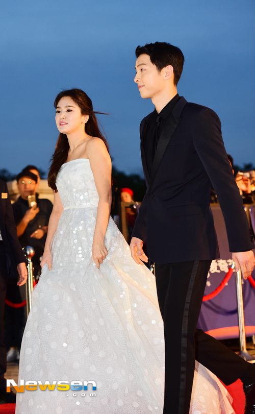 The long text that woke up the dawn, I didnt know until then.It was not until the moment when the divorce was formulated without anyones help that Song Hye-kyo and Song Joong-ki announced the news of the breakup side by side to both agencies.In addition, Song Hye-kyo and Song Joong-ki are reported to have prepared legal procedures for divorce by appointing lawyers without informing both agencies.Specifically, the two are said to have appointed individual lawyers, not legal representatives related to both agencies, such as the legal team.The divorce form is not a divorce lawsuit but a consultative divorce as each of the two companies informed.heo min-nyeong