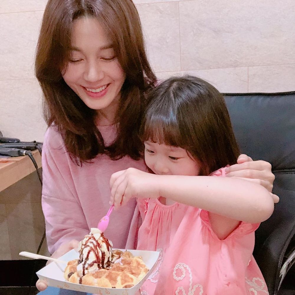 Actor Kim Ha-neul has been happy about his recent situation.Kim Ha-neul posted two photos on his instagram on June 26 with an article entitled My Daughter Aram and Yam Yum.Kim Ha-neul and Child Actor Hong Jay Yang in the public photos are eating ice cream with a vibe of al-Kon-dong.In reality, the two people who boast of a friendly mother and daughter Kimi make the viewers happy.Park So-hee