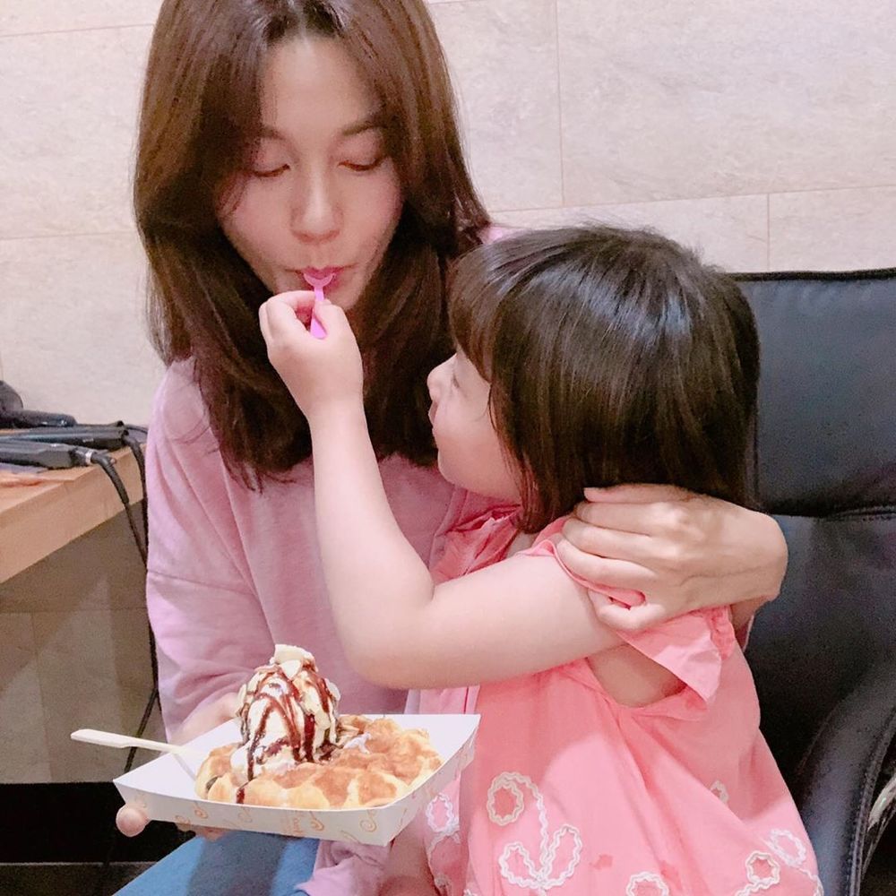 Actor Kim Ha-neul has been happy about his recent situation.Kim Ha-neul posted two photos on his instagram on June 26 with an article entitled My Daughter Aram and Yam Yum.Kim Ha-neul and Child Actor Hong Jay Yang in the public photos are eating ice cream with a vibe of al-Kon-dong.In reality, the two people who boast of a friendly mother and daughter Kimi make the viewers happy.Park So-hee