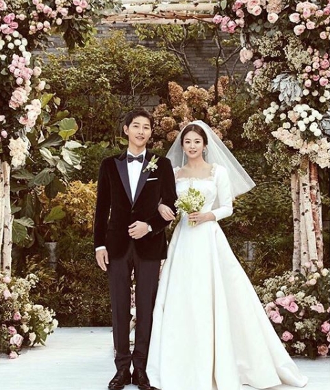 Song Hyo-ki trail in Song Hye-kyo SNS attracts attention as Actor Song Hye-kyo Song Joong-ki is in the process of divorce.On June 27, Song Hye-kyo Instagram still includes photos of KBS 2TV drama Dawn of the Sun shooting scene, including wedding photos taken with Song Joong-ki, and daily photos of shoulder dancing.Song Hye-kyo said on November 3, 2017, I am deeply grateful for your blessing with a lot of understanding, interest and love, along with the wedding photo.As for the photo of Song Joong-ki, he expressed his affection by adding Yoo Si-jins fan meeting. Yoo Si-jins descendant Yu Si-jin Kang Mo-yeon.Park Su-in