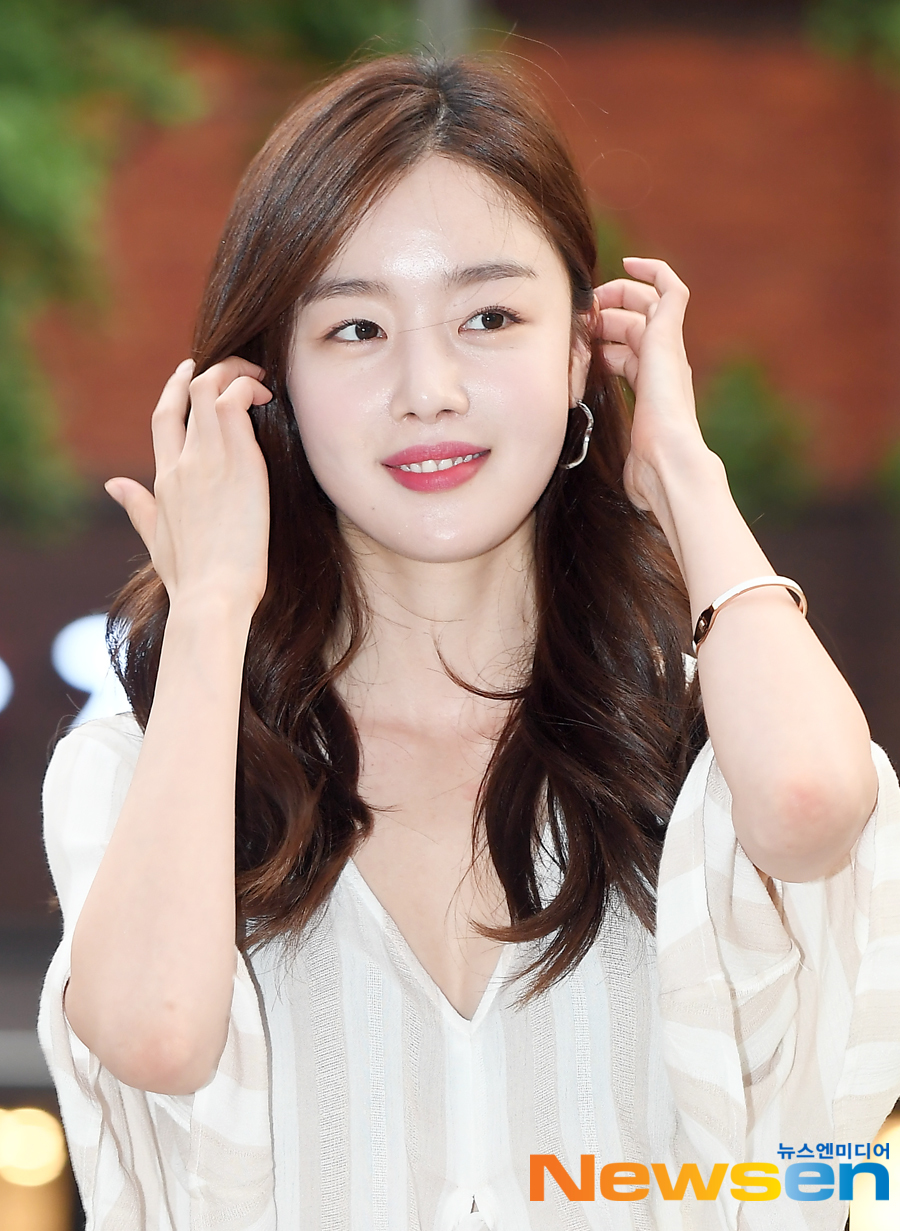 The OCN tree original Save Me 2 Jongbangyeon was held at a restaurant in Yeouido, Yeongdeungpo-gu, Seoul on the afternoon of June 27.Han Sun-hwa attended the ceremony.Jung Yu-jin