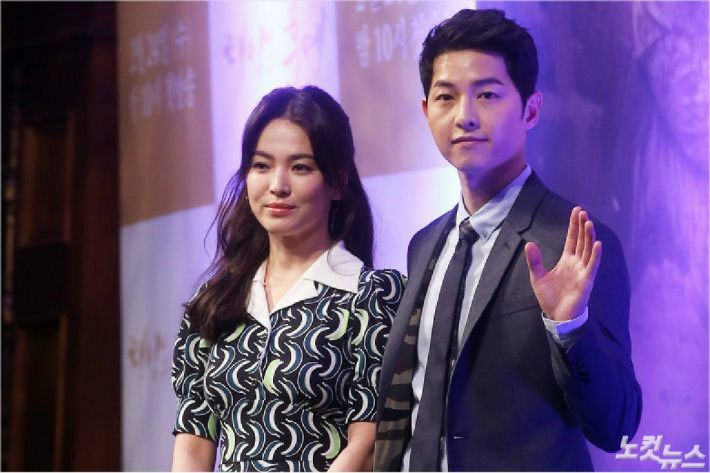 On the 27th, when news of the divorce of these couples, who were called songsong couples in China, Weibo (and Chinese version of Twitter), Chinas leading social network service, was ranked first in the list of the real prosecutors from early morning, and the number of views of the hashtags of song Hye-kyo and Song Joong-ki divorce exceeded 1 billion before the afternoon.Media outlets such as the groom network (New and Sina.com) have also expressed extraordinary interest, including translating and uploading statements distributed by Song Joong-ki and Song Hye-kyos respective agencies.Song Joong-ki and Song Hye-kyos starring Dawn of the Sun became popular in China and led to the Song Song Couple Syndrome.