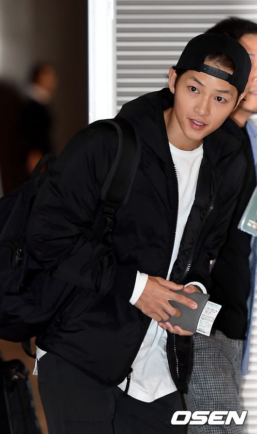 Many people were shocked by the divorce settlement process between Song Joong-ki and Song Hye-kyo, but the party, Song Joong-ki, met fans with a constant smile.According to SNS fans, Song Joong-ki watched the Play Hot Summer at Yes24 stage on the afternoon of the 26th.It is a Play starring Jung Soon-won, and Song Joong-ki enjoyed the Play with Jin Seon-gyu, a senior member of his agency.He was wearing a cap cap and a black hooded sweatshirt, and he was in a casual outfit, and he was wearing a mask, but he did not avoid the fans who recognized him and shook hands with pleasure.After the Play, I broke up with my fans and did not forget to say Thank you or Goodbye.However, the next day, a shocking fact was announced. As a result, Song Joong-ki received an application for divorce mediation from the Seoul Family Court through a legal representative.On the 27th, Song Joong-ki said, I am sorry to tell you the bad news to many people who love and care for me.I have been in the process of coordinating for divorce with Song Hye-kyo Song Hye-kyo also said, Song Hye-kyo is in the process of divorce after careful consideration with her husband. The reason is that the two sides have not overcome the difference between the two sides.I respectfully ask for your understanding that the other details are the privacy of the Actors of both sides and I cannot confirm them.Song Joong-ki Song Hye-kyo developed into a real lover in 2016 with a sweet love line in KBS2 drama Dawn of the Sun.He denied the enthusiasm several times, but in July of the following year he announced his marriage to a fan cafe and rang the wedding march in October.Brad Pitt - Angelina Jolie has been reborn as a top Korean couple, but she is also surrounded by divorce from China.I overcame it every time, but the Songsong couple finally got a break.DB