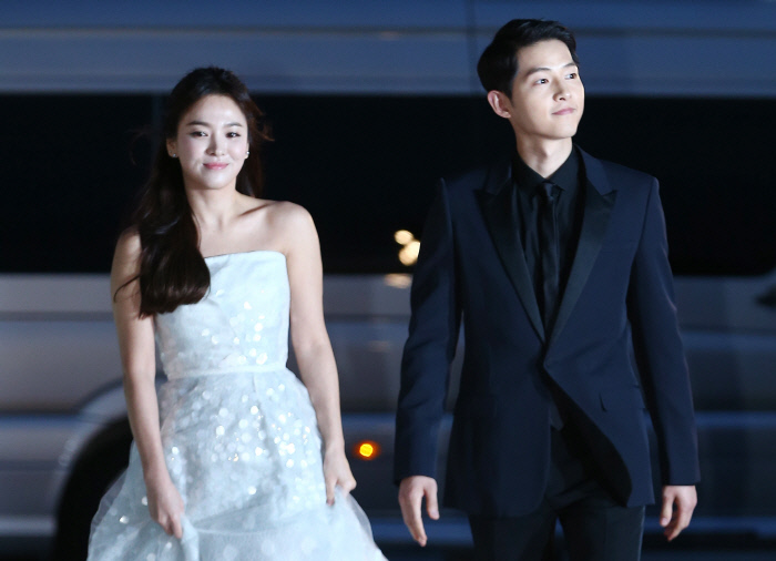 A court to hear the divorce settlement case between Song Joong-ki, 34, and Song Hye-kyo, 37, who were crushed after a year and eight months of marriage, was allocated.However, it will take more than a month to catch the date of adjustment, Yonhap News reported.According to legal circles on the 27th, the Seoul Family Court allocated the divorce mediation case filed by Song Joong-ki to the 12th Household (Jang Jin-young, chief judge).Song Joong-ki has applied for mediation the day before, so it is said that there are no documents submitted by both sides yet.Divorce mediation is a procedure in which a couple divorces after court mediation without going through a formal trial.If the two sides have agreed 100% on the divorce terms, they can divorce the divorce, but if there is a disagreement in some minor parts, the court will proceed with the mediation process.If the two sides agree on the mediation, the decision will have the same effect: however, if the mediation is not established, it will be transferred to the formal divorce proceedings.Song Joong-ki and Song Hye-kyo both want to organize their marriage relationship smoothly, so the adjustment is expected to be made without difficulty.The court will set a month or so of consideration in case of no children in the mediation case, and the first mediation date of the two cases is expected to be caught by the end of July.However, since the courts regular recess period is from the end of July to the beginning of August, there is a high possibility that the adjustment date will be caught in early August.online news team
