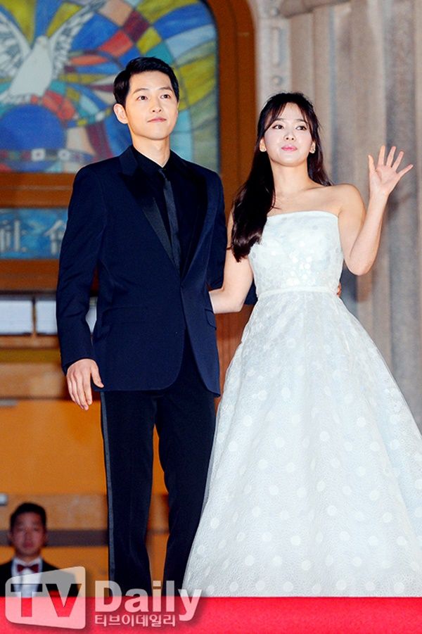 The news of the destruction of the Actor Song Joong-ki Song Hye-kyo couple is making many foreign media shake.Song Joong-ki Song Hye-kyo announced the receipt of the divorce settlement application on the 27th.This news, which was reported through their official position, was reported through numerous domestic media outlets, and related search terms such as Song Hye-kyo, Song Joong-ki, Song Couple and Disengagement Adjustment Application dominated the top Googleplex.The power of the Korean Wave has not stopped in Korea, and both of them have proved their popularity in Asia as Korean Wave stars.Therefore, attention was focused on Wei Bo, which is called China version Twitter.One hour after the first report in Korea, the keyword #Song Hye-kyo Joong-ki divorce was ranked # 1 in real-time trend search terms.Sina.com and other China Internet media also continued to report on the translation of the statements distributed by the two agencies.The archipelago also rocked; according to Japan Googleplex Yahoo Japan at 2 p.m., Song Joong-ki and Song Hye-kyo divorce mediation articles were ranked among the top of the big news.Japan Asahi Shimbun also reported the news of the two people at 11 am today, and Kyodo News also sent out a report called Korean Wave Star Couple Divorce.There was also a breaking news in Southeast Asia.The main Indonesian media, the daily compass, posted an article entitled Song Hye-kyo Divorce Procedure, Song Joong-kis Apology on a major list of entertainment fields.The Singapore daily Straits Times also reported that the couple of descendants of the sun have been divorced. The Malaysian daily news, The Star, also reported on the website.Song Joong-ki said, We have been in the process of coordinating for divorce with Song Hye-kyo through a legal representative. Both of them are hoping to finish the divorce process smoothly rather than criticizing each other.I would like to ask you to understand that it is difficult to tell stories about privacy one by one. Song Hye-kyo said, Song Joong-ki and I are in the process of divorce after careful trouble. The reason is that the two sides can not overcome the difference between the two sides. 