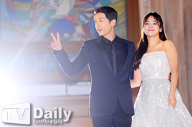 Actor Song Joong-ki Song Hye-kyo couple hit a breakIn the drama, they became a couple in fact, and the marriage of those who had been at the center of the topic like a Korean star couple, who had a great wedding ceremony, ended without filling two years.Song Joong-ki Song Hye-kyo developed into a lover in 2016 by appearing together in the KBS2 drama Dawn of the Sun (playplayplayplayplay by Kim Eun-sook and director Lee Eung-bok).As the main characters of the national drama, which was recording a ratings of nearly 40%, developed into a real couple, the attention of the whole nation was poured.Especially, it was the meeting of two Korean stars who enjoyed great popularity in the Chinese region, so their every move became a hot topic.The pair announced their conversation on October 31, 2017, after a year of devotion.At that time, he had a wedding ceremony in the celebration of fellow entertainers such as the opening of the hot coverage at the Shilla Hotel Young Bin Pavilion and the Jangtsui infant Park Bo-gum Lee Jung-jae So Ji-seop Choi Ji-woo Kim Hee-sun Yoo Jae-seok Kim Jae-dong.About 300 fans crowded near the hotel, and some overseas media booked a room overlooking the Young Bin Pavilion and took pictures, and even floated a drone over the Young Bin Pavilion to capture their wedding.After marriage, Song Joong-ki Song Hye-kyo continued his work in his respective places.Song Hye-kyo, who returned through tvN boyfriend after a short break, met with a lover with Song Joong-kis junior and best friend Park Bo-gum.Song Joong-ki has been the main character of TVN Asdal Chronicle, but the audience rating and topicality are not high.There had also been a feud during the two mens main business.When Song Hye-kyo returned from Hong Kong after the film festival schedule in March, the wedding ring disappeared from the fourth finger of his left hand, attracting attention, and a Chinese media reported on their divorce based on this.At the time, the two companies did not respond much, and the public responded that they were too much. However, after several months, they are shocked by the fact that the divorce is real.