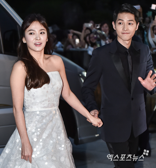 Actor Song Joong-ki and Song Hye-kyo were crushed after a year and eight months of marriage.It was a marriage that was made through the drama Dawn of the Sun, and it became a couple of popularity and interest that crossed the Korean Wave, but eventually ended a short marriage.On the morning of the 27th, it was reported that Song Joong-ki received an application for divorce settlement against Song Hye-kyo.Song Joong-ki also spoke on his position through his lawyer.Song Joong-ki, who was fortunate to say, I am sorry to tell you that I am sorry to have bad news for many people who love and care for me, said Song Hye-kyo.Both hope to conclude the divorce proceedings smoothly rather than blame each other for the wrong thing.I would like to ask you to understand that it is difficult to tell stories about privacy one by one. Song Joong-kis agency, Blussom Entertainment, said, I am sincerely sorry to have told many people who congratulated and supported the marriage of the two people. Song Joong-ki and Song Hye-kyo Actor decided to finish their marriage after careful consideration, and are in the process of divorce after a smooth agreement. As it is Actors personal business, I would like to ask you to refrain from unconventional speculation and dissemination of false facts related to divorce.Song Hye-kyos agency, UAA Korea, said it is going through a divorce process because of personality difference. I am sorry to say hello to bad news.I could not overcome the differences between them, so I decided to divorce. Song Hye-kyo said that he had not appeared in the TVN drama Hiena, which was on the verge of psychological pressure ahead of the divorce announcement, but Song Hye-kyo said, Hiena is a work that has never been confirmed.Song Joong-ki is currently appearing on the TVN drama Asdal Chronicle.The Asdal Chronicles said, The shooting has already been completed before the first broadcast, and the broadcast will go out as planned without change.Song Joong-ki and Song Hye-kyo, Koreas leading Korean stars, developed from colleagues to lovers through the Sun Generation broadcast from February to April 2016.After the marriage of the marriage and marriage, which was constantly raised, he announced his marriage in July 2017, and he was attracted attention as a star couple representing the entertainment industry by wedding ceremony on October 31, but he walked another road in two years.Photo = DB, Bluthumb Entertainment and UAA