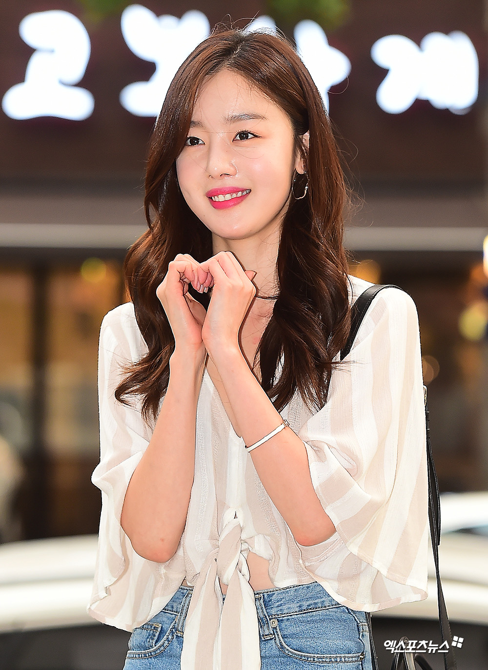 Han Sun-hwa, who attended the OCN drama Save Me 2 at a restaurant in Yeouido-dong, Seoul on the afternoon of the 27th, has a photo time.