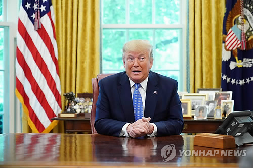 '펜타닐' 관련 회의 주재하는 트럼프 (워싱턴DC AFP=연합뉴스) 도널드 트럼프 미국 대통령이 25일(현지시간) 백악관 집무실에서 마약성 진통제 펜타닐 문제에 관한 회의 도중 발언하고 있다. bulls@yna.co.kr