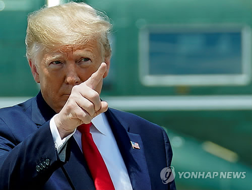 오사카 G20 정상회의 참석 길 트럼프 (워싱턴DC 로이터=연합뉴스) 일본 오사카 G20(주요 20개국) 정상회의 참석차 26일(현지시간) 메릴랜드주 앤드루스 합동기지에서 전용기 에어포스원으로 향하는 도널드 트럼프 미국 대통령. bulls@yna.co.kr