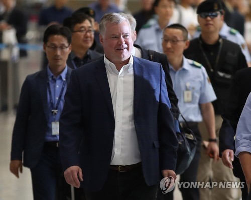 스티븐 비건 방한 (영종도=연합뉴스) 박동주 기자 = 대북 실무협상을 총괄하는 스티븐 비건 미국 국무부 대북특별대표가 27일 오후 인천국제공항을 통해 입국하고 있다. 2019.6.27 pdj6635@yna.co.kr